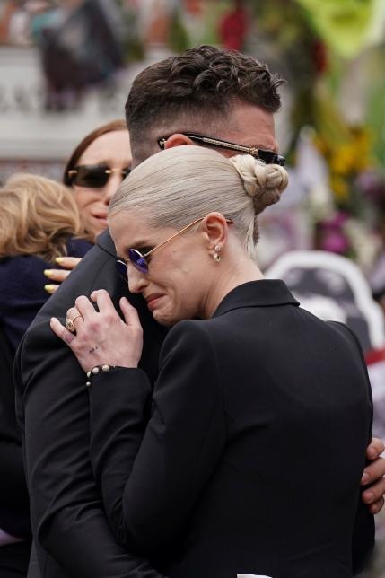 El llanto de Sharon Osbourne y sus hijos en el funeral de Ozzy