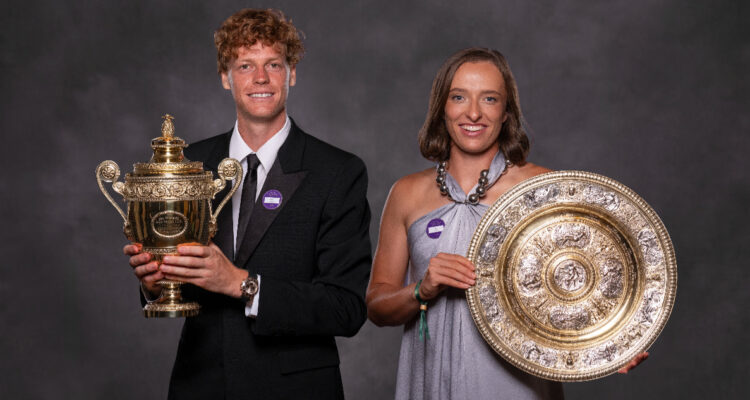 Jannik Sinner e Iga Świątek con sus títulos en Wimbledon