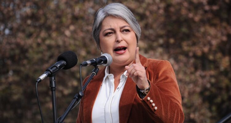 Jara (PC) fija postura y se muestra en contra de convenio entre Codelco y SQM por explitación de litio