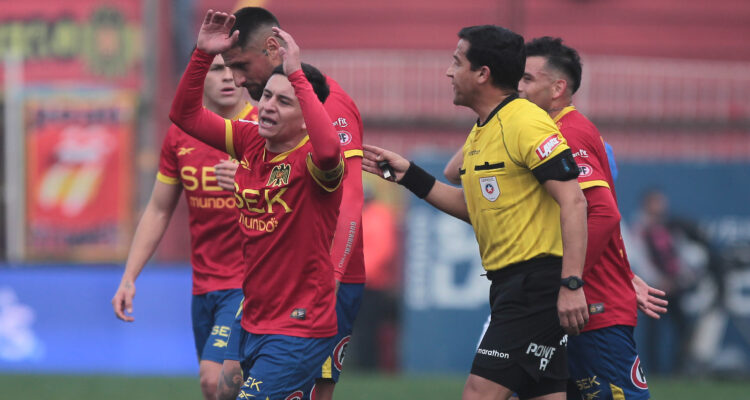 Jugadores de Unión Española reclaman por gol anulado ante La U