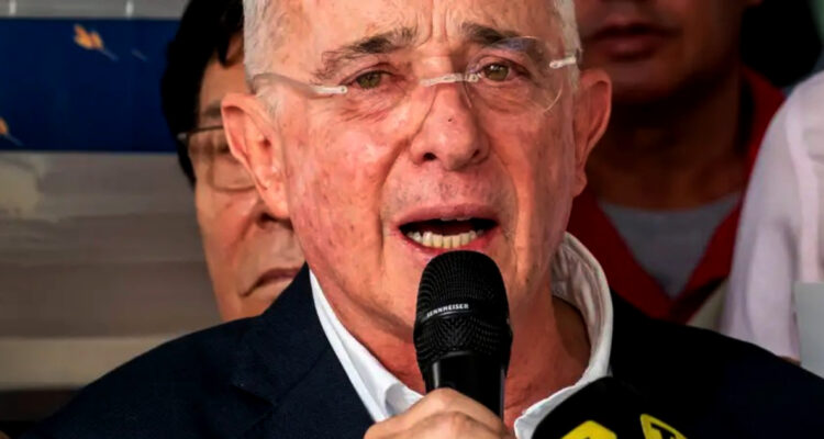 Justicia de Colombia condena al expresidente Álvaro Uribe por soborno