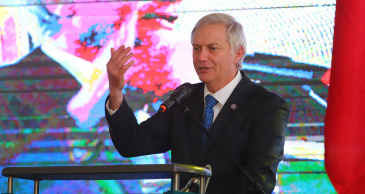 Kast supera a Jeannete Jara en la encuesta Cadem.