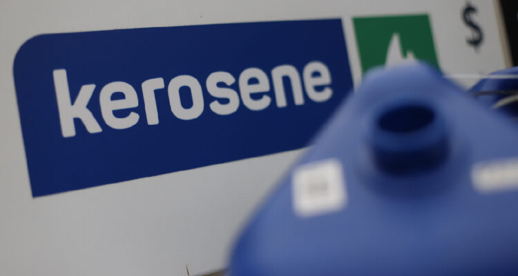 Parafina bajará $12,6 por litro tras dos subidas seguidas según la Enap