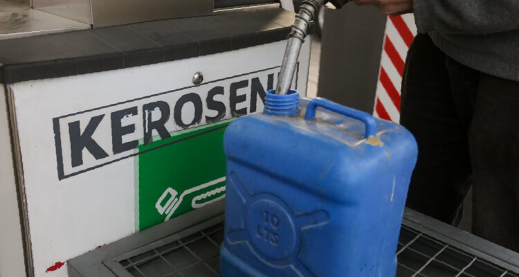 Tras fuerte alza, parafina anota leve baja de $3,8 por litro esta semana