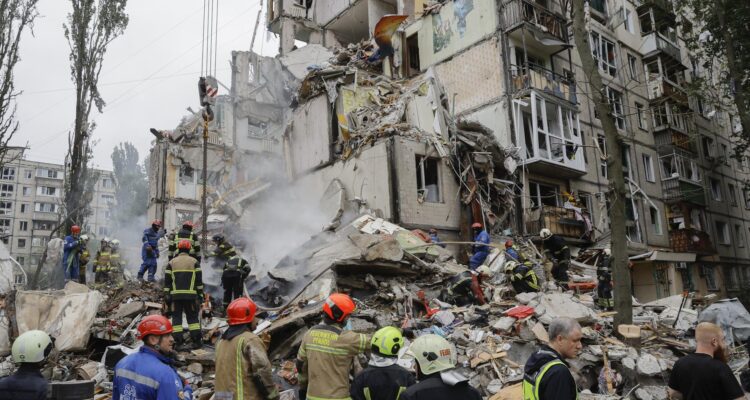 Rescatistas trabajan en el lugar de un ataque ruso contra un edificio residencial de nueve pisos en Kiev