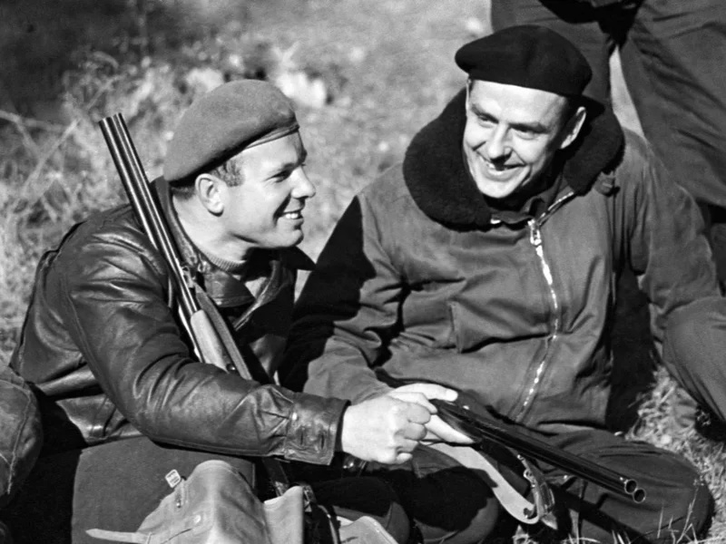 Gagarin y Komarov de cacería...