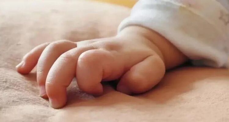 Lactante en riesgo vital tras ser quemado y drogado en Pudahuel: mamá y padrastro están detenidos