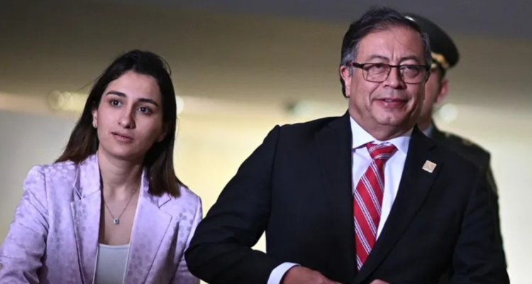 Imagen de archivo de Laura Sarabia con Gustavo Petro