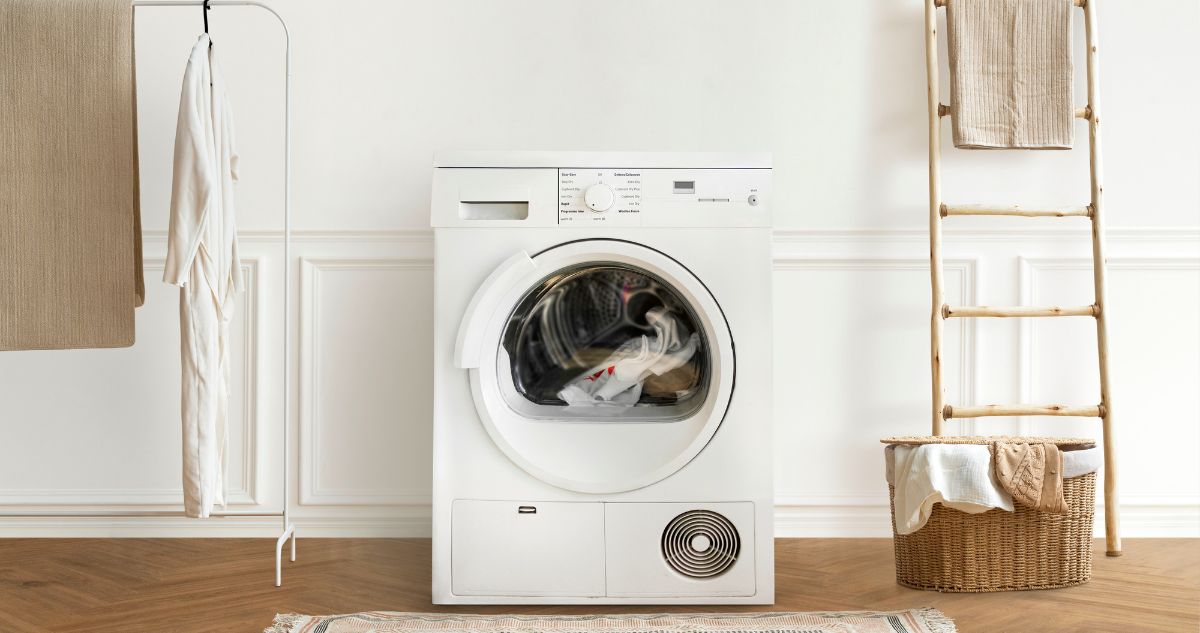 Asegúrate de sacar todas las monedas, llaves, pasadores u objetos metálicos pequeños de los bolsillos antes de lavar. Si se quedan dentro, pueden hacer ruido, rayar el tambor o atascar el desagüe y provocar desbordes. La solución: revisa todos los bolsillos antes de cargar la lavadora