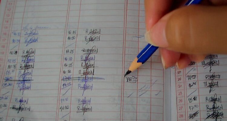 Fin a libro de asistencia: CGR obliga a modernizar registros de entrada y salida de funcionarios