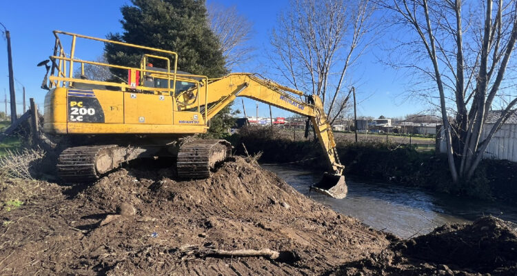 Para evitar inundaciones: Gobierno ejecuta labores de limpiezas en diversos esteros de Los Ángeles