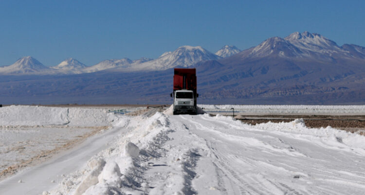 El litio nos llama a nueva dignidad nacional. Columna de Fares Jadue