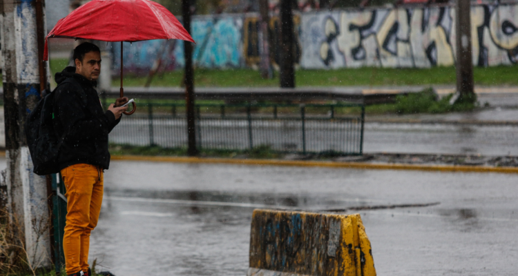 Persona bajo la lluvia por Alerta Temprana Preventiva para el Bío Bío