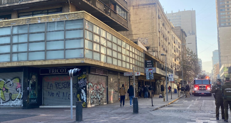 Advierten robos tras incendio: locatarios de edificio en Santiago reclaman para recuperar pertenencias