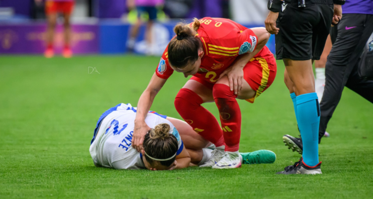 Inglesa campeona de Eurocopa revela que jugó todo el torneo con pierna fracturada: “Nadie lo sabía”