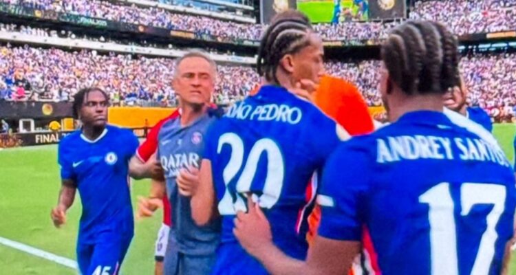 Luis Enrique, DT del PSG, se molestó y agredió a Joao Pedro, futbolista del Chelsea, tras final del Mundial de Clubes