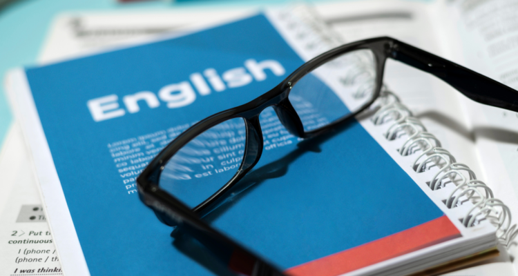 ¿Qué tanto inglés hablan realmente los chilenos? Estudio evalúa el manejo del idioma vs otros países