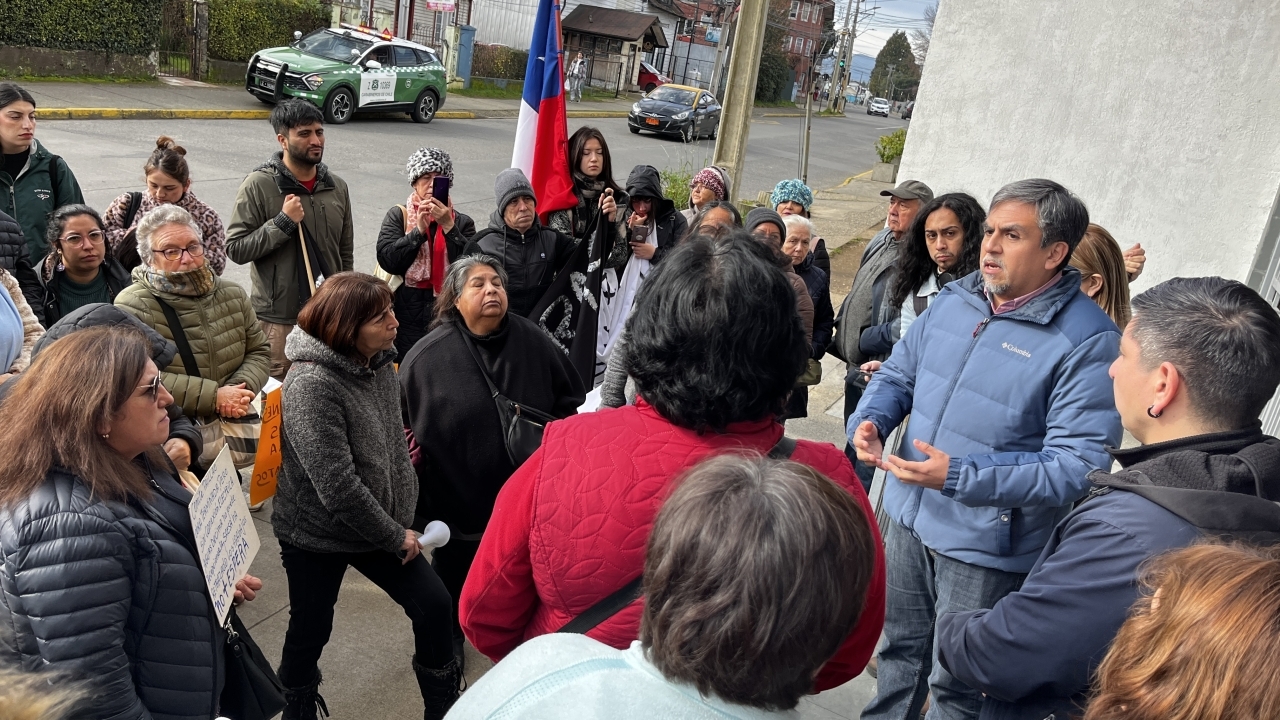 Vecinos del comité de vivienda de Paillao en Valdivia manifestándose afuera de oficinas del Serviu