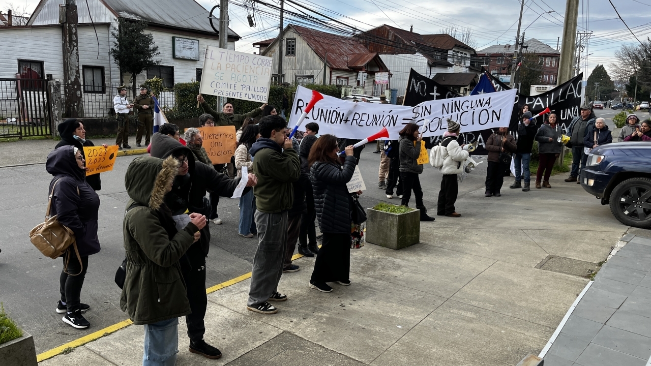 Vecinos del Comité de Vivienda Paillao manifestándose afuera del Serviu de Valdivia