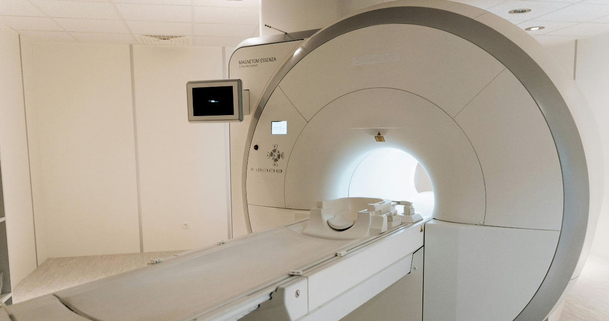 Hombre muere en EEUU tras ser arrastrado por máquina de resonancia magnética: portaba cadena metálica