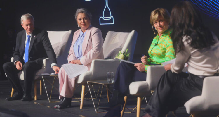 Matthei y Jara protagonizan cruce por cifras de desempleo en panel de Cámara de Comercio de Santiago