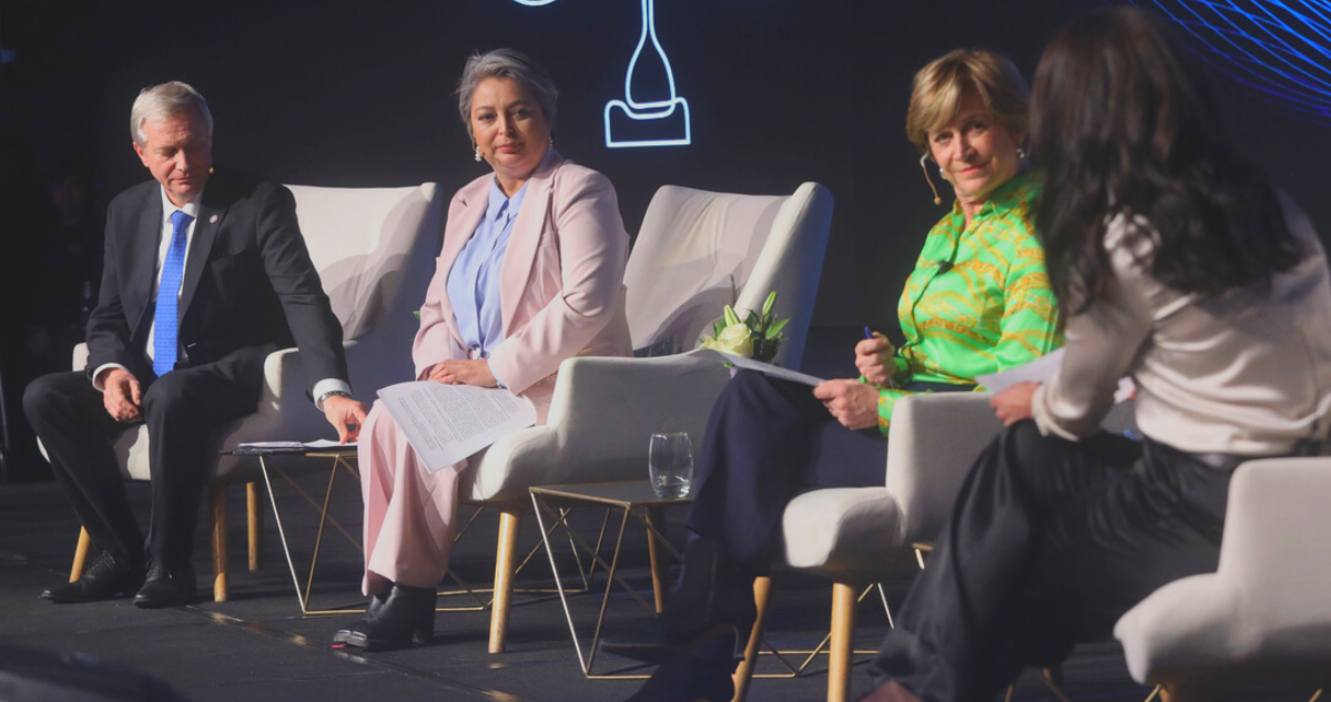 Matthei y Jara protagonizan cruce por cifras de desempleo en panel de Cámara de Comercio de Santiago