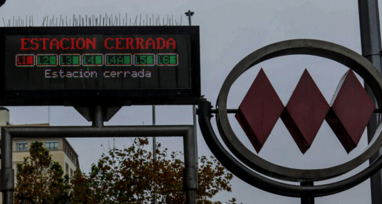 Metro suspende tramo del servicio de la Línea 1 por persona en la vía en Las Condes