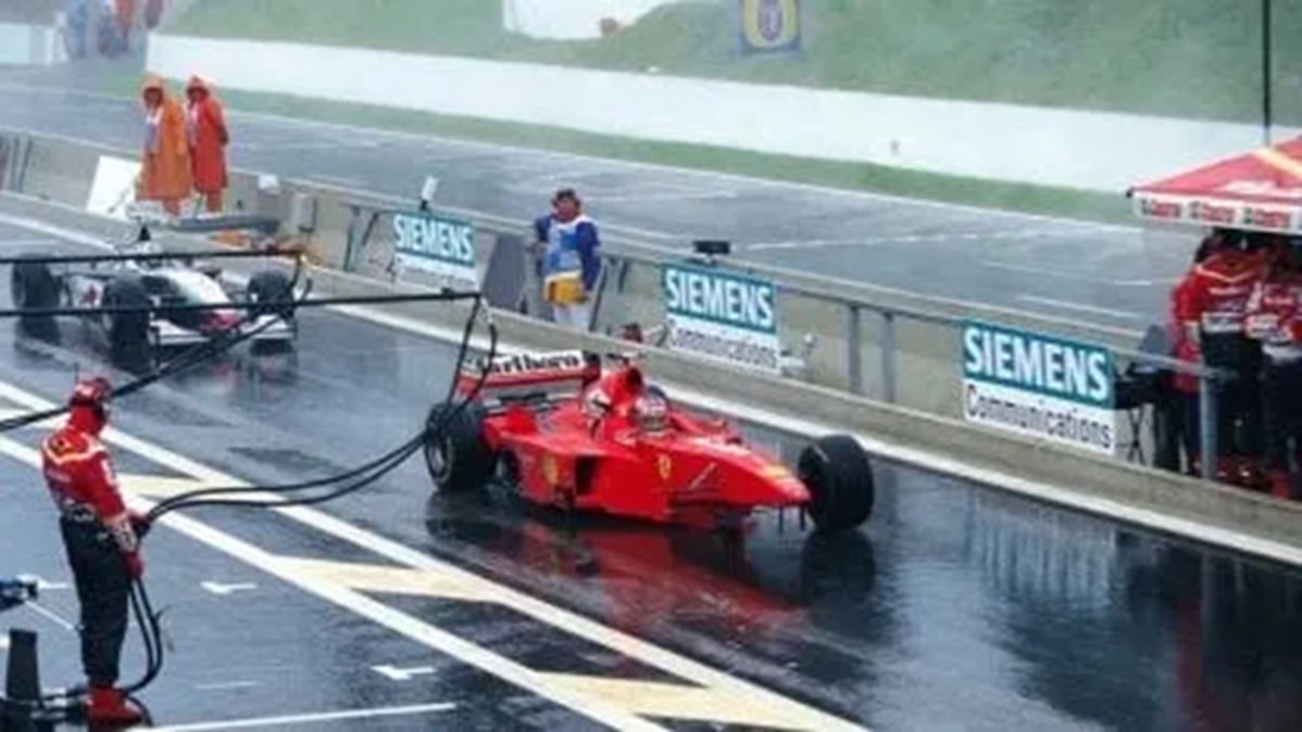 El coche de Michael Schumacher en tres ruedas tras choque con Coulthard en Bélgica, 1998