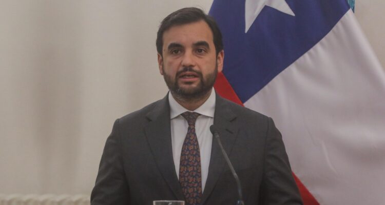 Ministro Gajardo dice que Gendarmería tiene 24 horas para aclarar eliminación de nombres en sumarios por caso licencias médicas