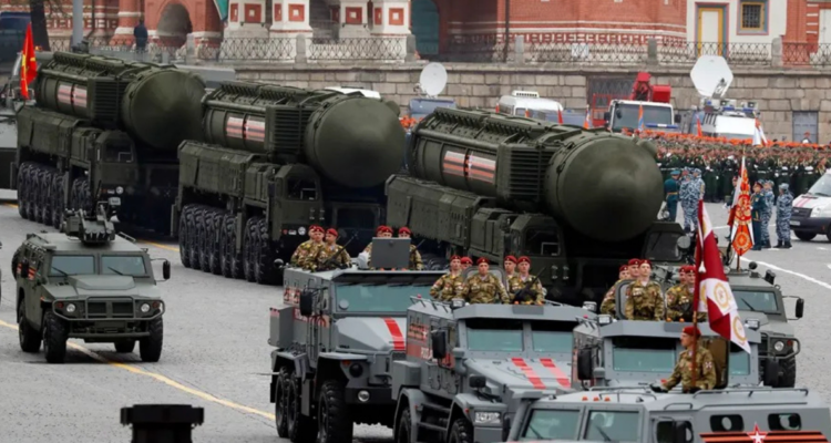 Misiles estratégicos rusos de nueva generación Yars saliendo de la Plaza Roja