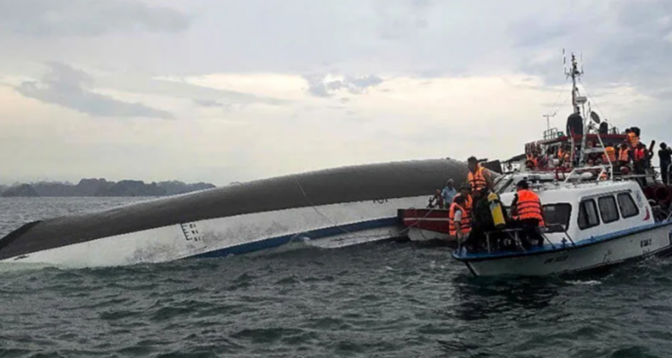 Un accidente de un barco tusrístico en Vietnam terminó con al menos 29 personas fallecidas y otras desaparecidas.
