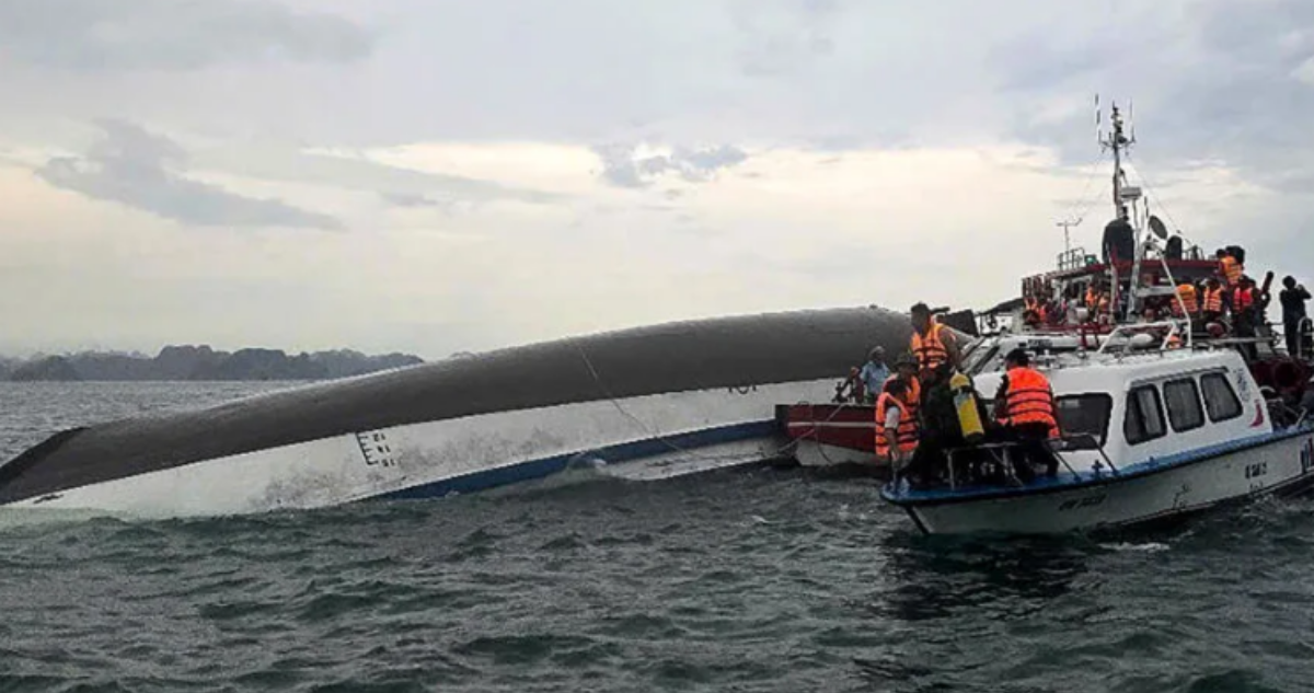 Un accidente de un barco tusrístico en Vietnam terminó con al menos 29 personas fallecidas y otras desaparecidas.