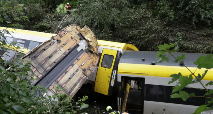 Tren descarrilado en Alemania deja al menos 3 muertos.