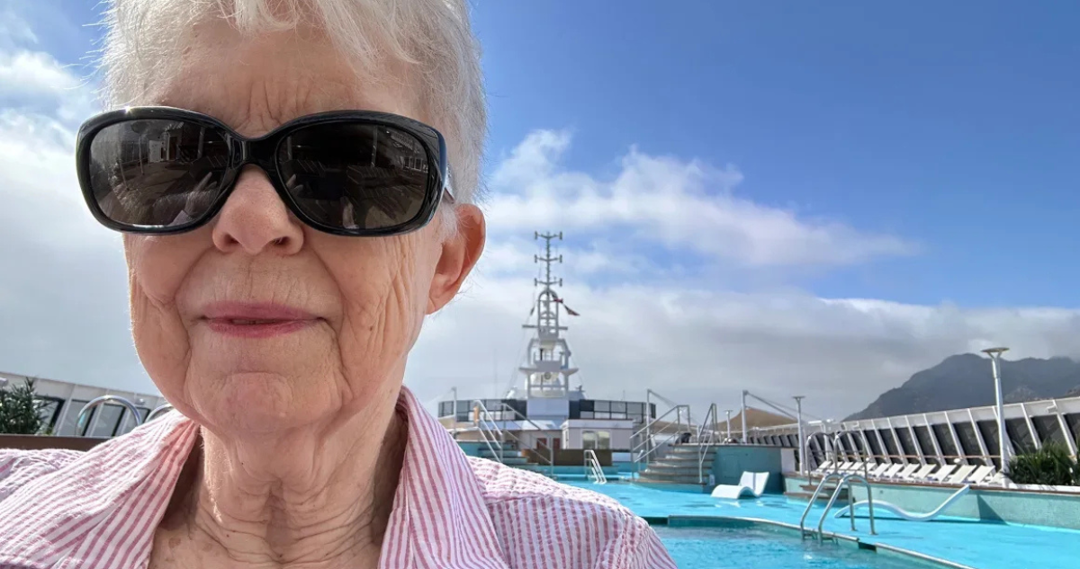 Mujer vive en crucero
