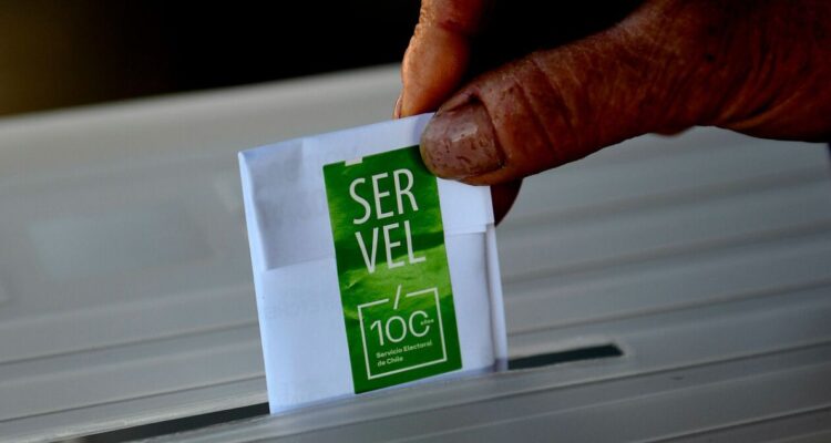 Sin avance proyectos de multa por voto obligatorio: parlamentarios piden retomar sufragio extranjero