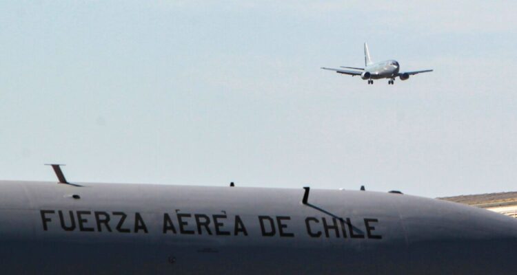 Narcovuelos en la FACh: Defensa de exfuncionario alerta posible contaminación de la evidencia