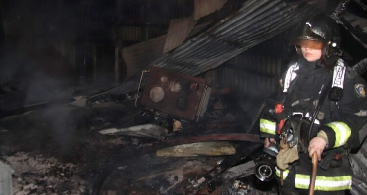 Un adulto mayor de 85 años falleció calcinado en un incendio que arrasó con una vivienda en un sector rural de Padre Las Casas,