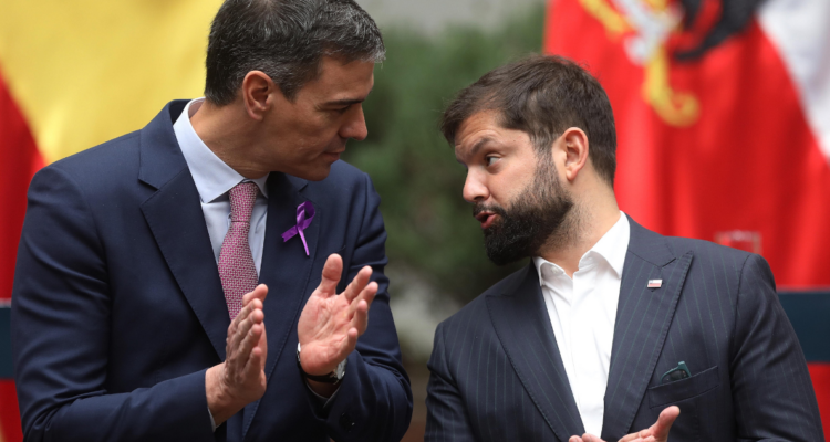 Visita de Pedro Sánchez a Chile en cumbre progresista pone en riesgo el gobierno de Gabriel Boric
