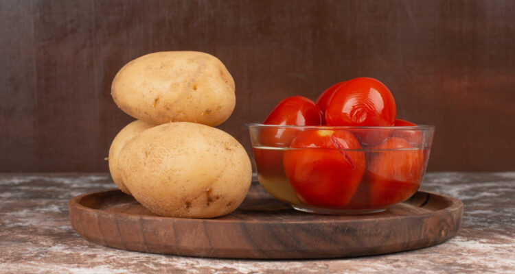 Foto de papas y tomates para ilustrar nota sobre el origen de la papa