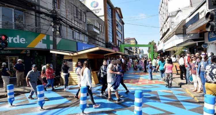 Personas caminando por el Paseo Bulnes de Temuco