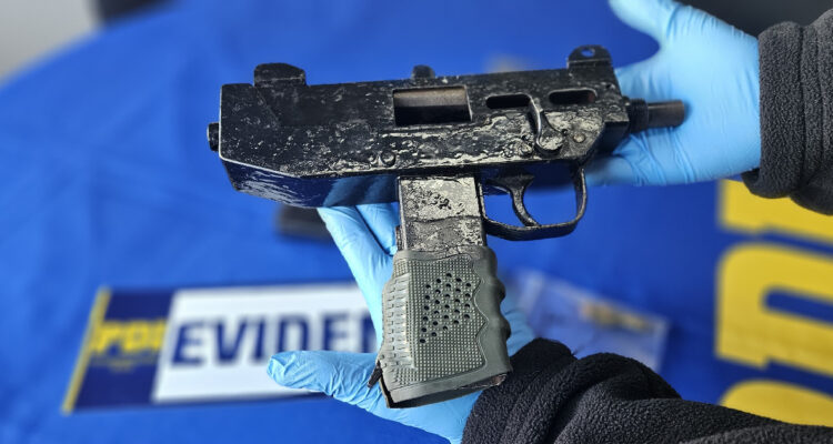 Arrestan a hombre que vendía arma tipo Uzi por Instagram en San Pedro de la Paz: pedía $3 millones