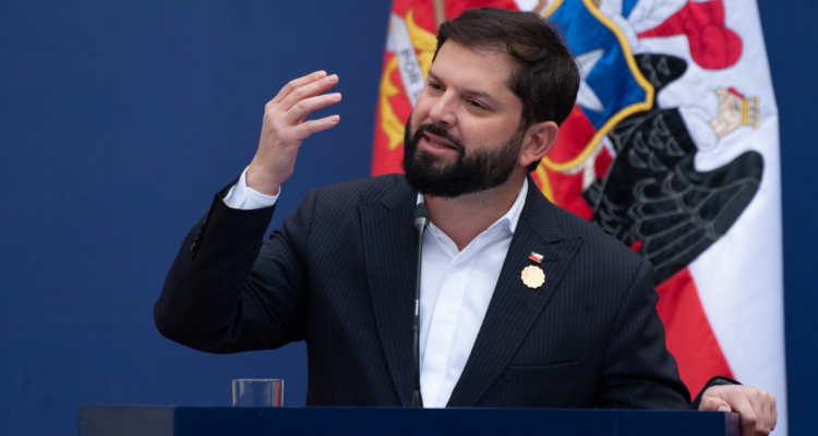 Pdte. Boric promulga Ley de Adopción: equiparará posibilidades para matrimonios y personas solteras