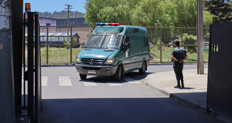 Vehículo de Gendarmería saliendo del penal Bío Bío