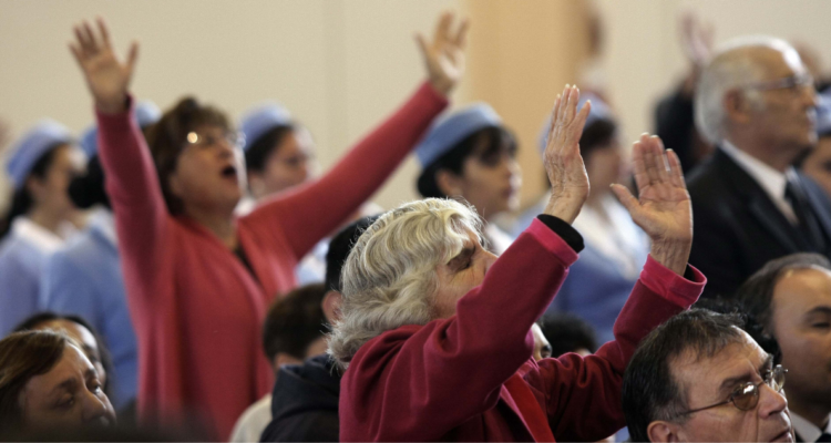 Imagen de contexto de culto pentecostal