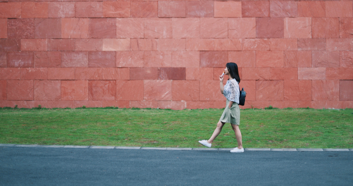 Foto de una persona caminando para ilustrar nota sobre los pasos diarios