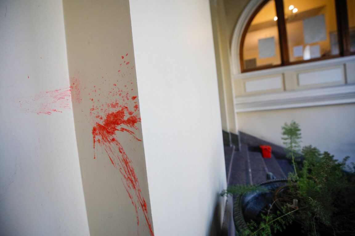 Marcha estudiantil termina con destrozos en municipio de Santiago y con agresiones a transeúntes