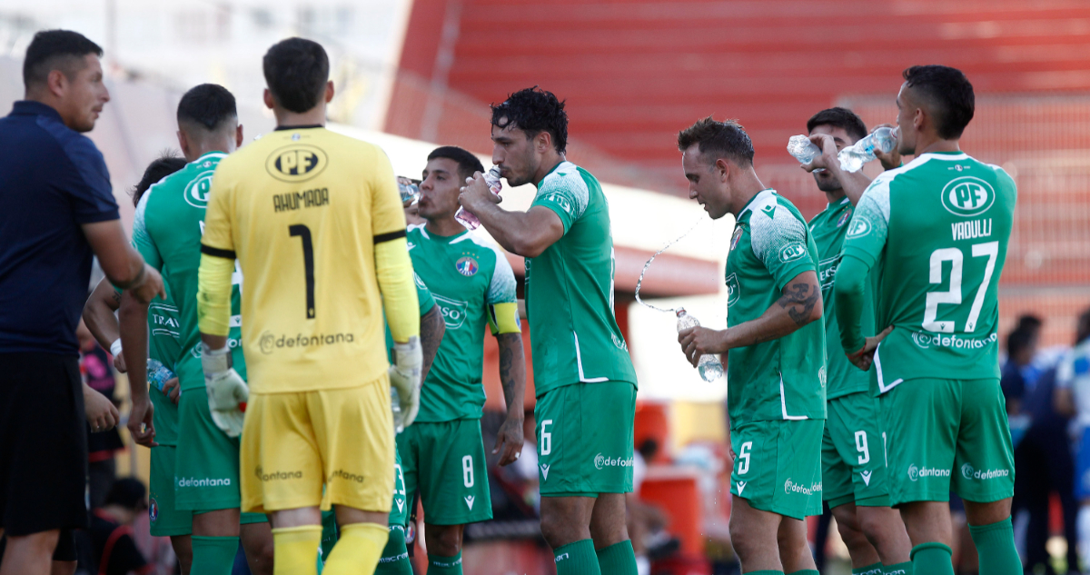 Plantel de Audax Italiano en pausa de partido ante La U
