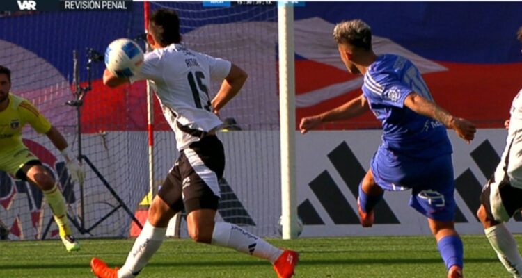 El penal polémico qu favoreció a La U en el Superclásico: una mano de Emiliano Amor