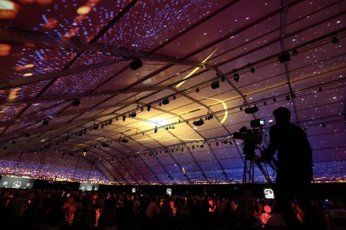 Llega a Chile la "megacarpa móvil" para conciertos de 8 mil personas: "Subsana la falta de espacios"