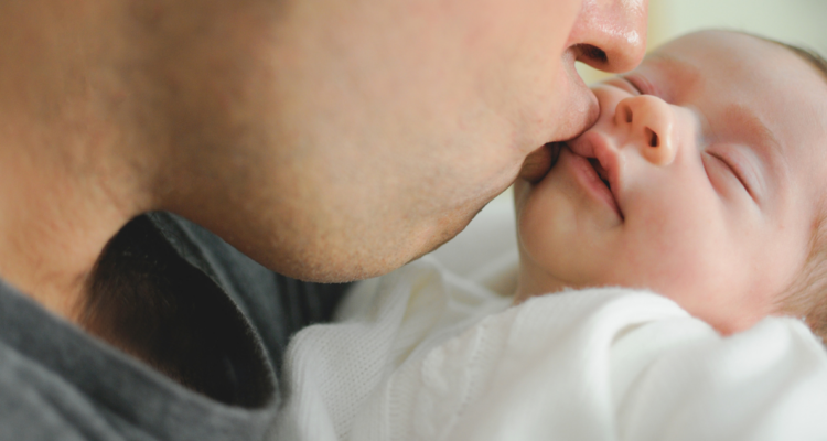 recien nacido beso